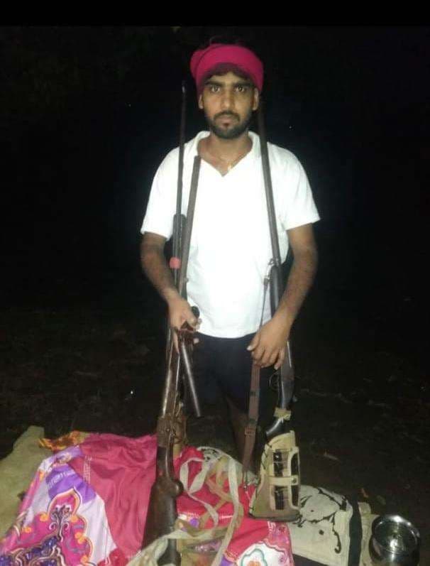 दबंगई के लिए हथियार का प्रदर्शन करने में एक गिरफ्तार, तीन की तलाश