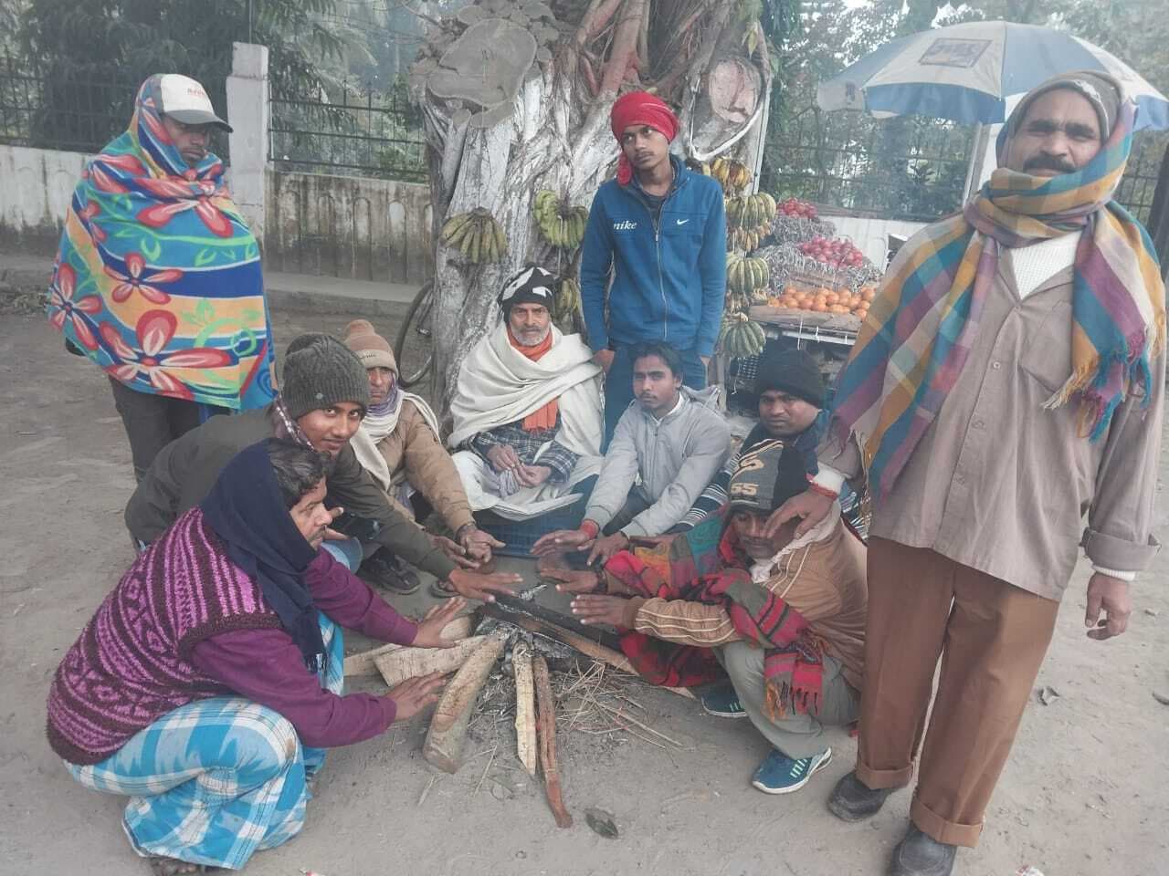 ठंड से बचाव को लेकर प्रशासन ने की अलाव की व्यवस्था