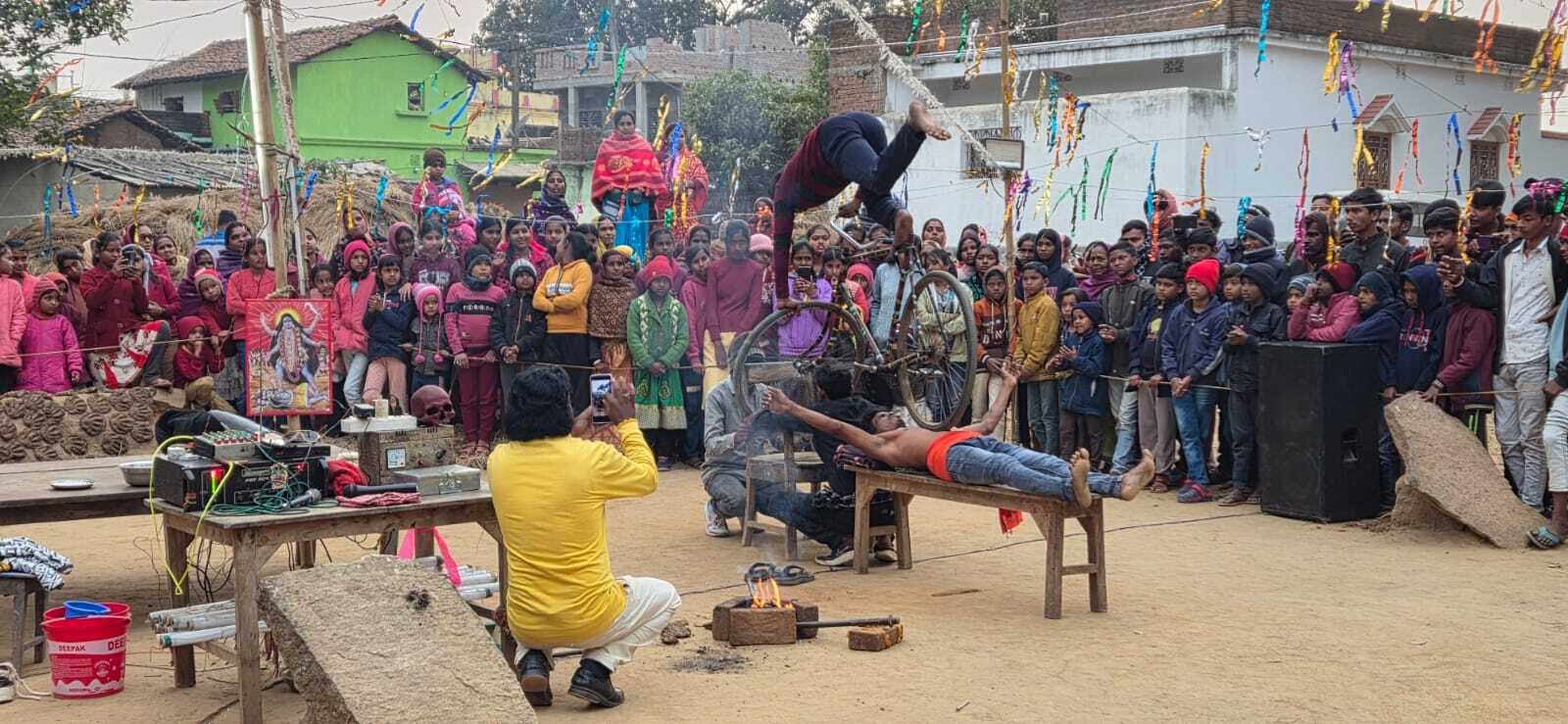 साइकिल बनी सर्कस का मंच, जांबाज कलाकारों ने जीता दिल