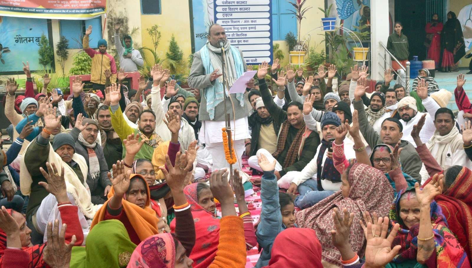 24 घंटे डाॅक्टर, नर्स, दावा, एंबुलेंस सेवा बहाली को लेकर दिया गया धरना