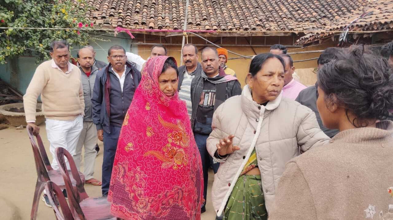 नवगोपाल माल के परिजनों से मिली जिप अध्यक्ष, जतायी संवेदना