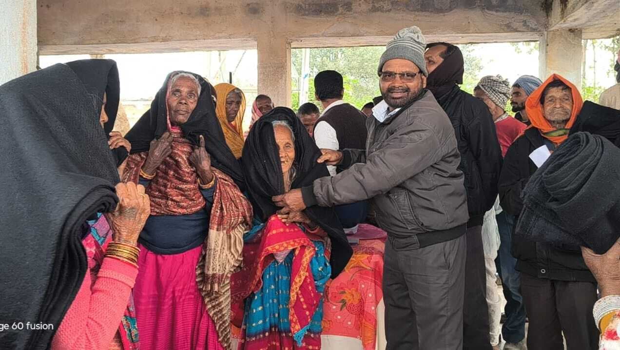 नपं के कई वार्डों में चेयरमैन व पार्षदों ने किया कंबल का वितरण