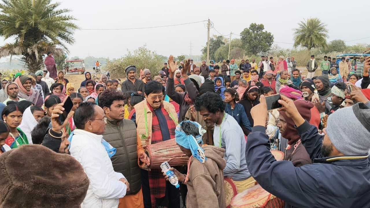 सोहराय में मांदर की थाप पर थिरके सारठ विधायक