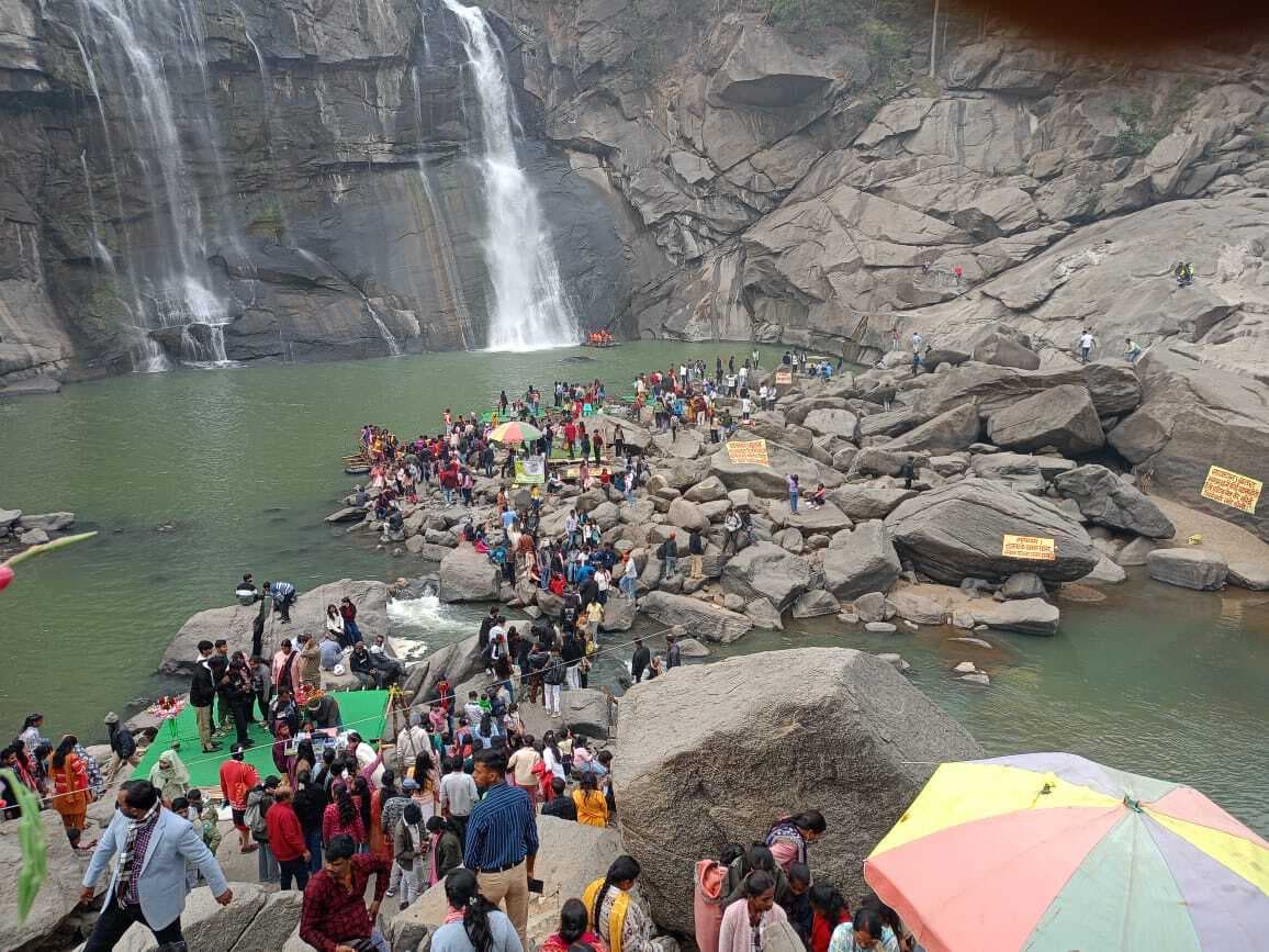 जोन्हा, हुंडरू व सीता फॉल में उमड़े पर्यटक