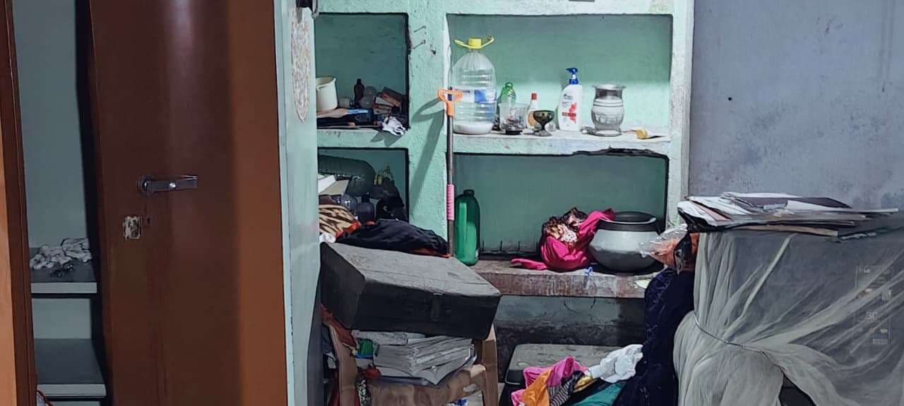 Deoghar News : चोरों ने बंद घर को बनाया निशाना, लाखों के आभूषण व कांसा-पीतल के बर्तन की चोरी