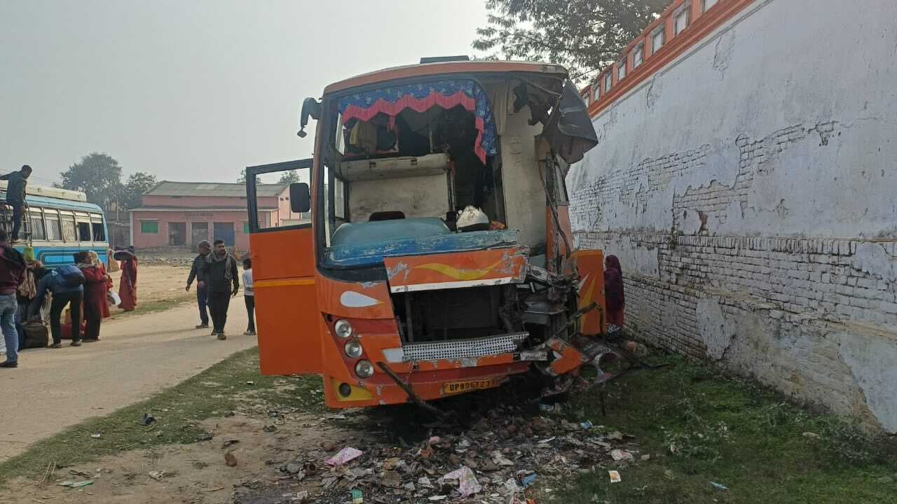 तीर्थ यात्रियों से भरी बस ट्रक से टकराया, बाल-बाल बचे लोग