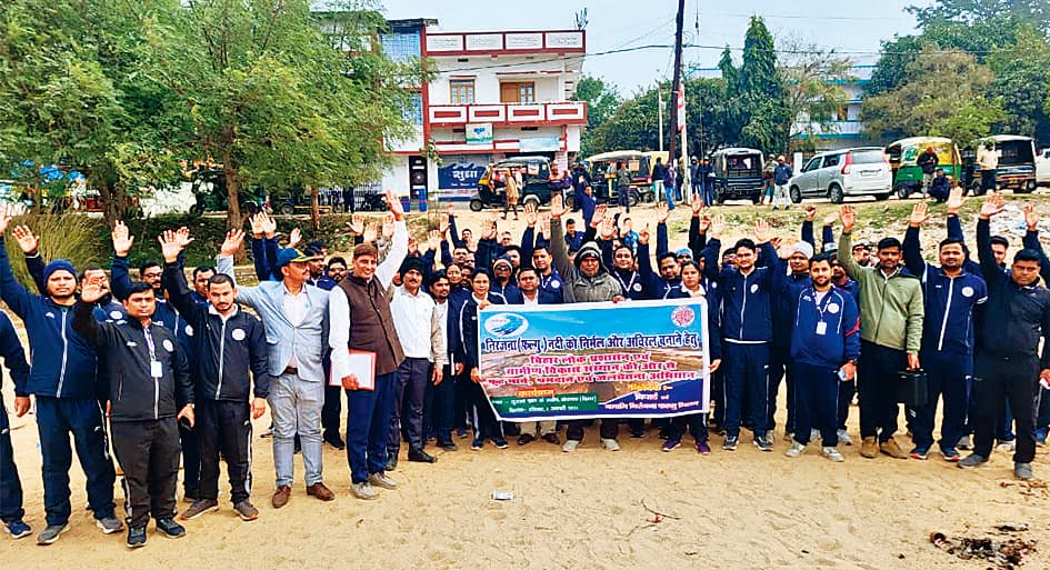 Gaya News : बिपार्ड के 123 कनीय अभियंताओं ने नदी किनारे किया श्रमदान