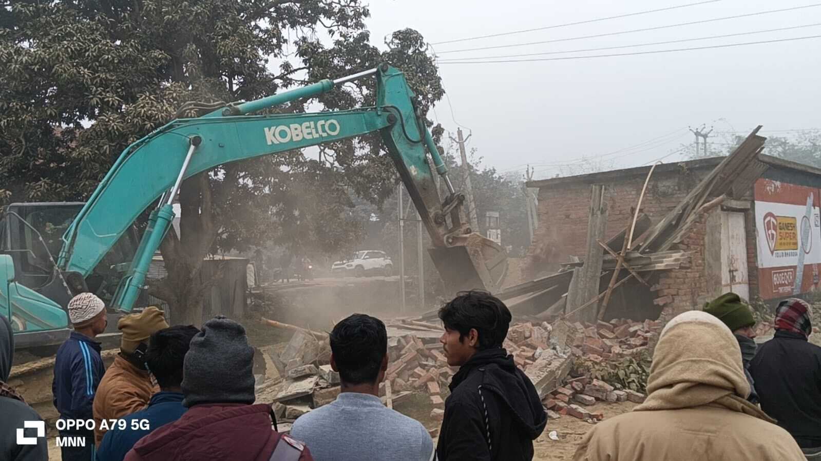 Madhubani News : निर्माणाधीन एनएच में बाधा बन रहे मकान को जेसीबी से तोड़कर किया अतिक्रमणमुक्त