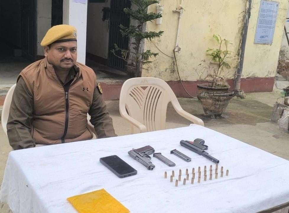 Madhubani News : छापेमारी में देसी पिस्टल, मैगजिन सहित अन्य हथियार बरामद