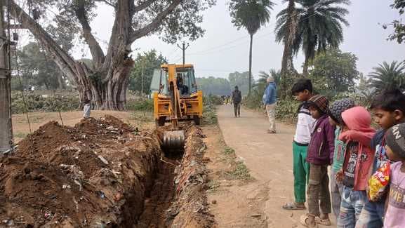 नारायणपुर गांव में जलजमाव से परेशान ग्रामीणों ने खुद संभाली व्यवस्था