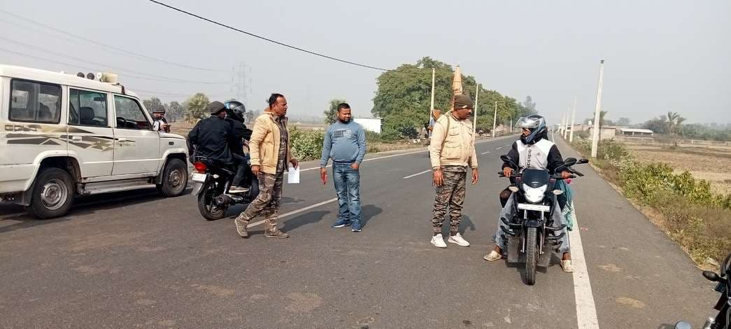 ठाकुरगंगटी में सड़क सुरक्षा को लेकर सघन वाहन जांच अभियान