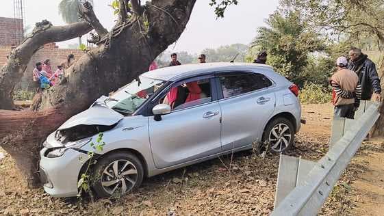 गोड्डा-धरमपुर मार्ग पर टायर फटने से अनियंत्रित होकर बरगद से टकरायी कार