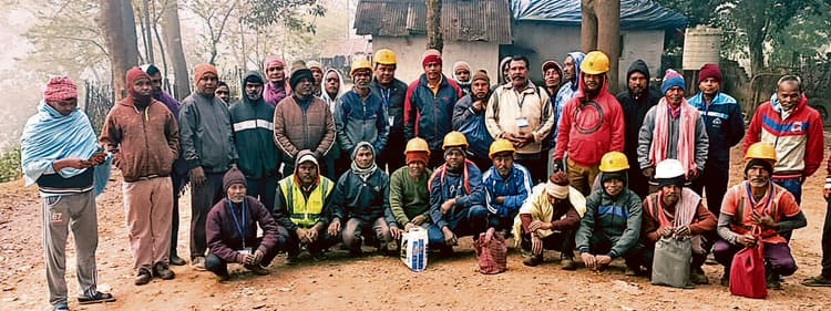 Chaibasa News : चिरिया खदान के 245 मजदूरों के भविष्य का फैसला आज