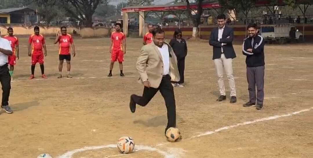 Rourkela News: फुटबॉल, दौड़, बैडमिंटन और शॉटपुट में सरकारी कर्मचारियों ने दिखाया दम