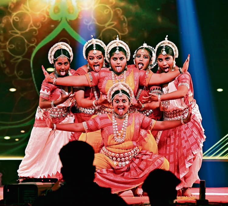 Jharsuguda News: दुलदुली महोत्सव में पाइक अखाड़ा और ओडिसी नृत्य ने दर्शकों को किया मंत्रमुग्ध