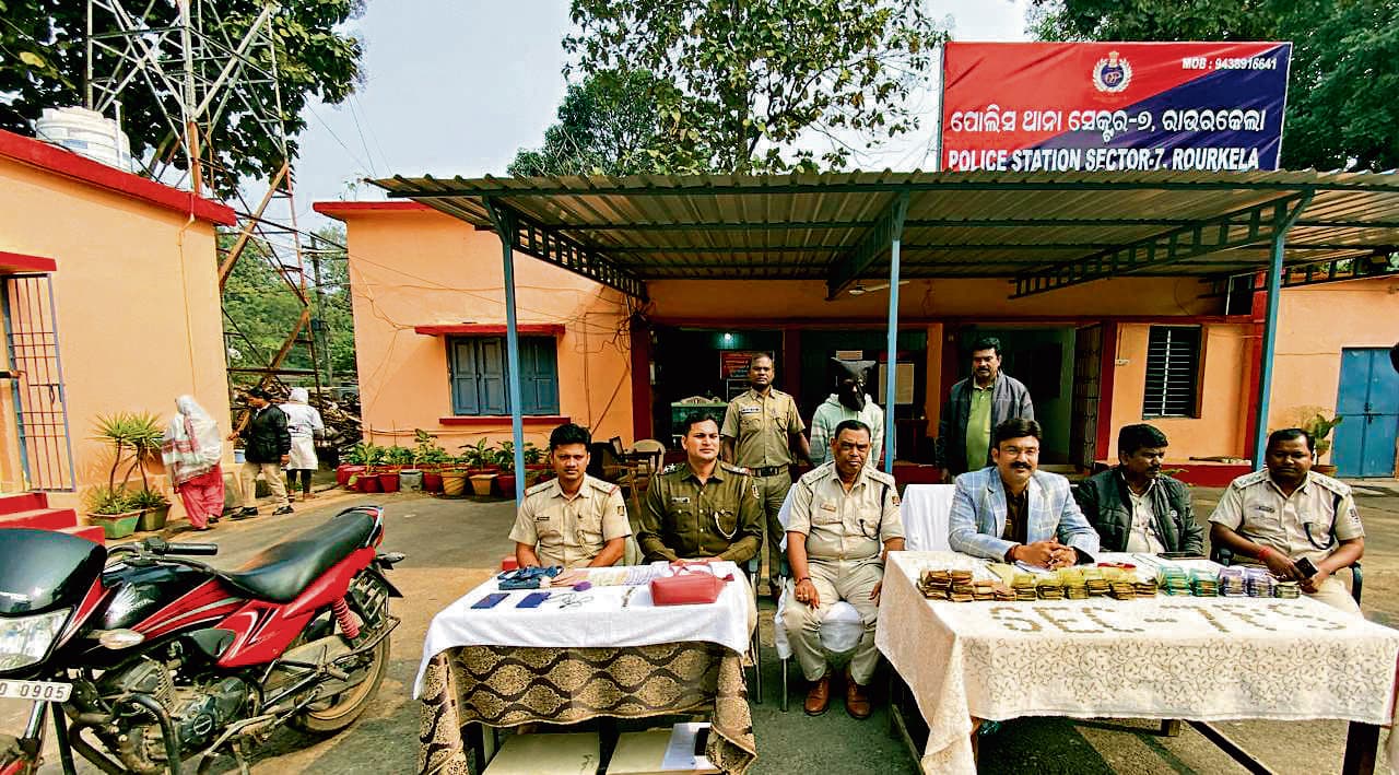 Rourkela News: एक लाख रुपये नकद और सोने के जेवरात के साथ चोरी का आरोपी गिरफ्तार, दो महिलाएं भी पकड़ायीं
