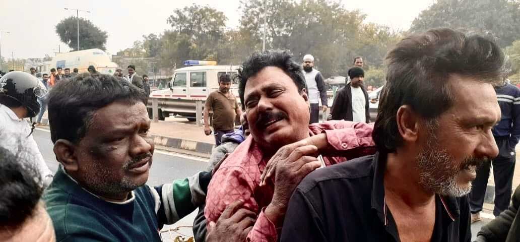 East Singhbhum News : सड़क पर गिरे मोबिल पर फिसली बाइक खड़े ट्रैक्टर से टकरायी, युवक की मौत