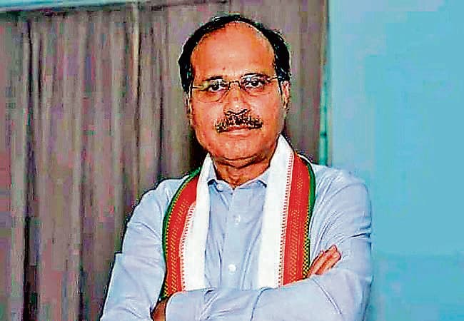 बंगाल के प्रवासी श्रमिकों से संबलपुर में मिले कांग्रेस नेता अधीर चौधरी