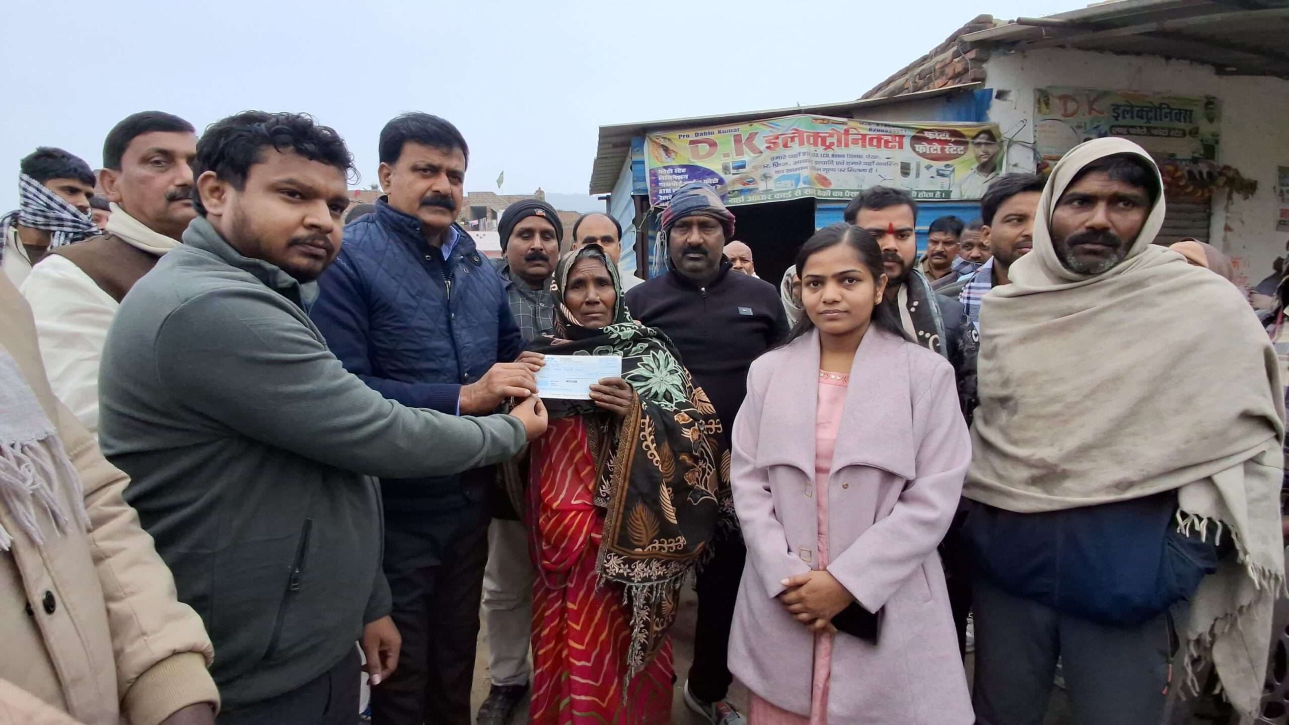 मंत्री जमा खान ने मृतकों के परिजनों को सौंपा मुआवजा का चेक