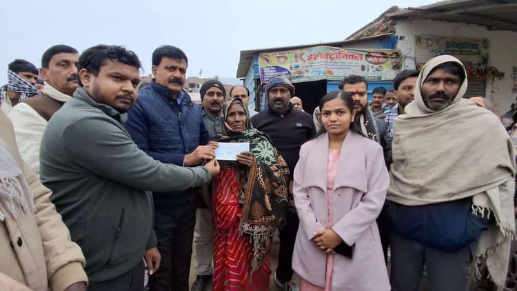 मंत्री जमा खान ने मृतकों के परिजनों को सौंपा मुआवजा का चेक