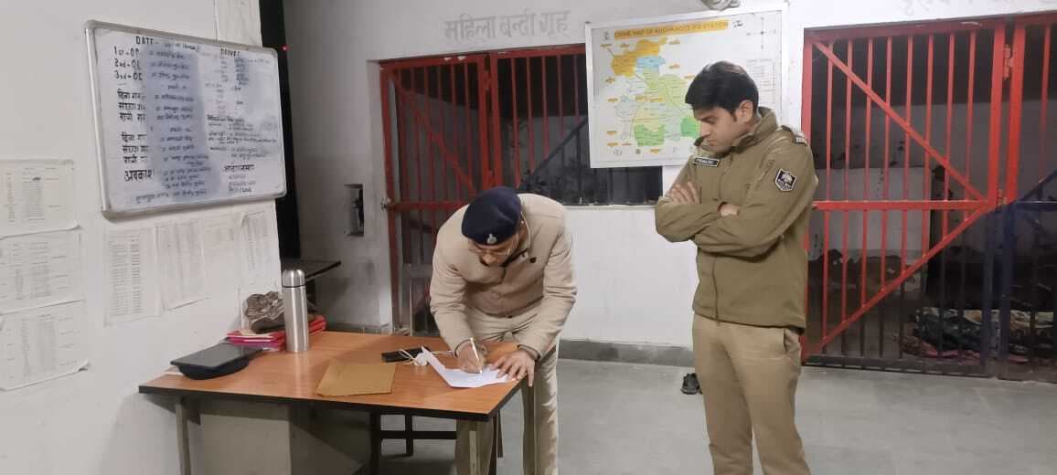 सुपर पेट्रोलिंग अभियान के तहत विभिन्न थानों का औचक निरीक्षण