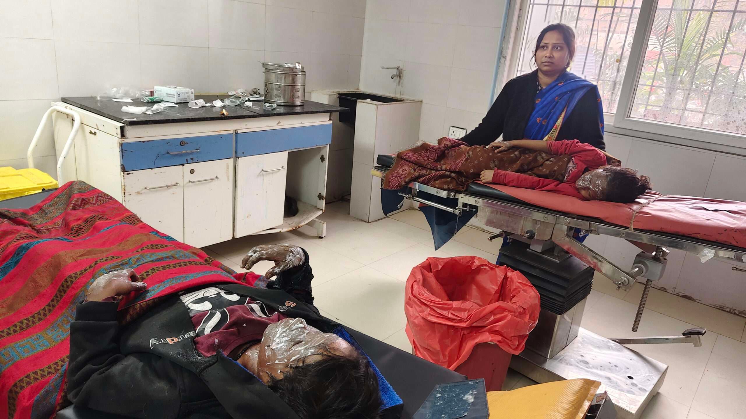 पतंग उड़ाने के दौरान करेंट लगने से दो बच्चे झुलसे