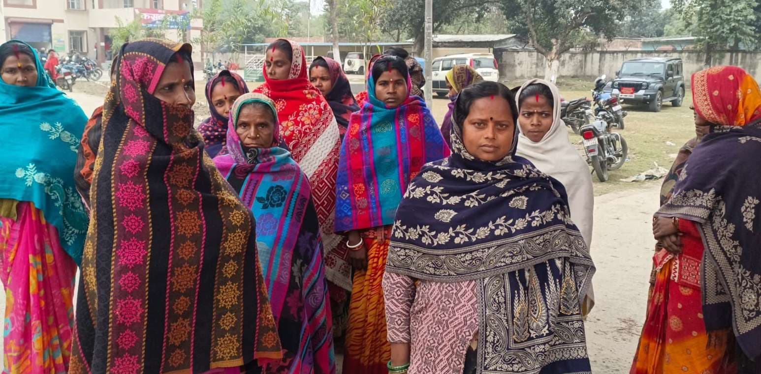 तारानगर गांव में स्मैक व शराब की बिक्री से परेशान महिलाओं ने किया थाना का घेराव