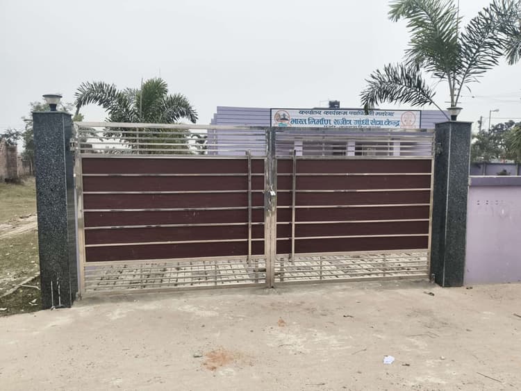 मनरेगा पर ताला, मजदूरों के हक पर डाका