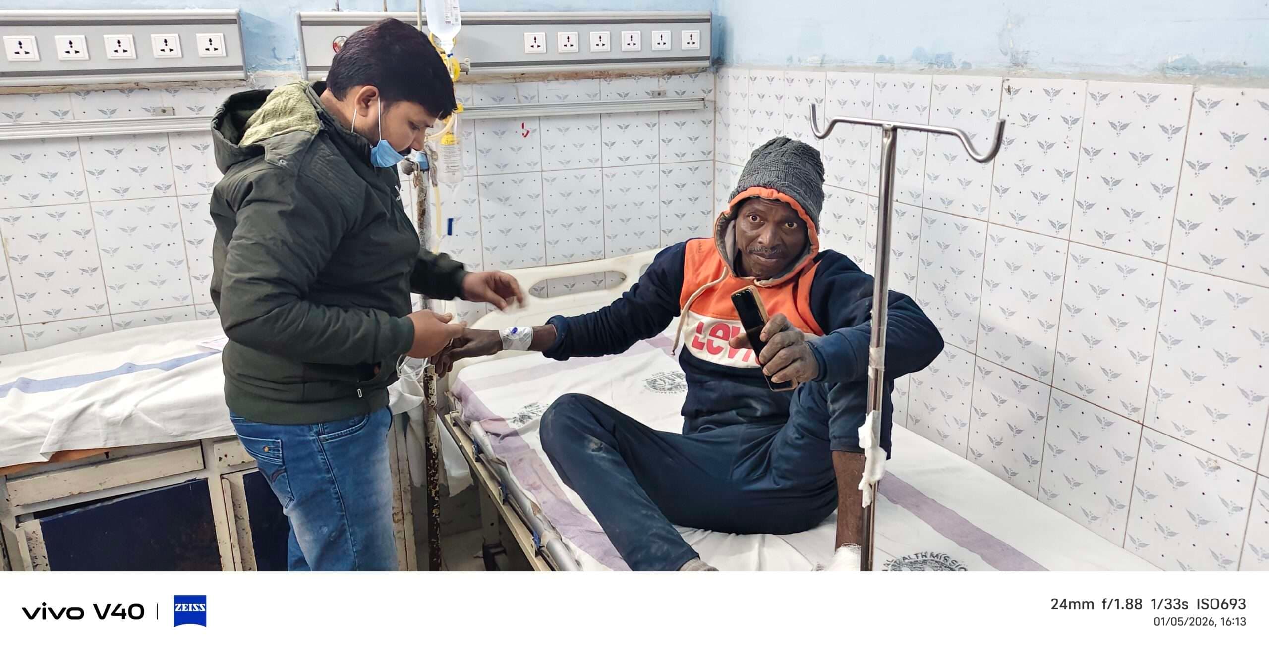 हाइवा के धक्के से रोड किनारे बोर्ड लगा रहा मजदूर जख्मी