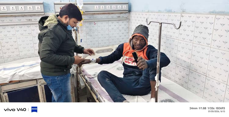 हाइवा के धक्के से रोड किनारे बोर्ड लगा रहा मजदूर जख्मी