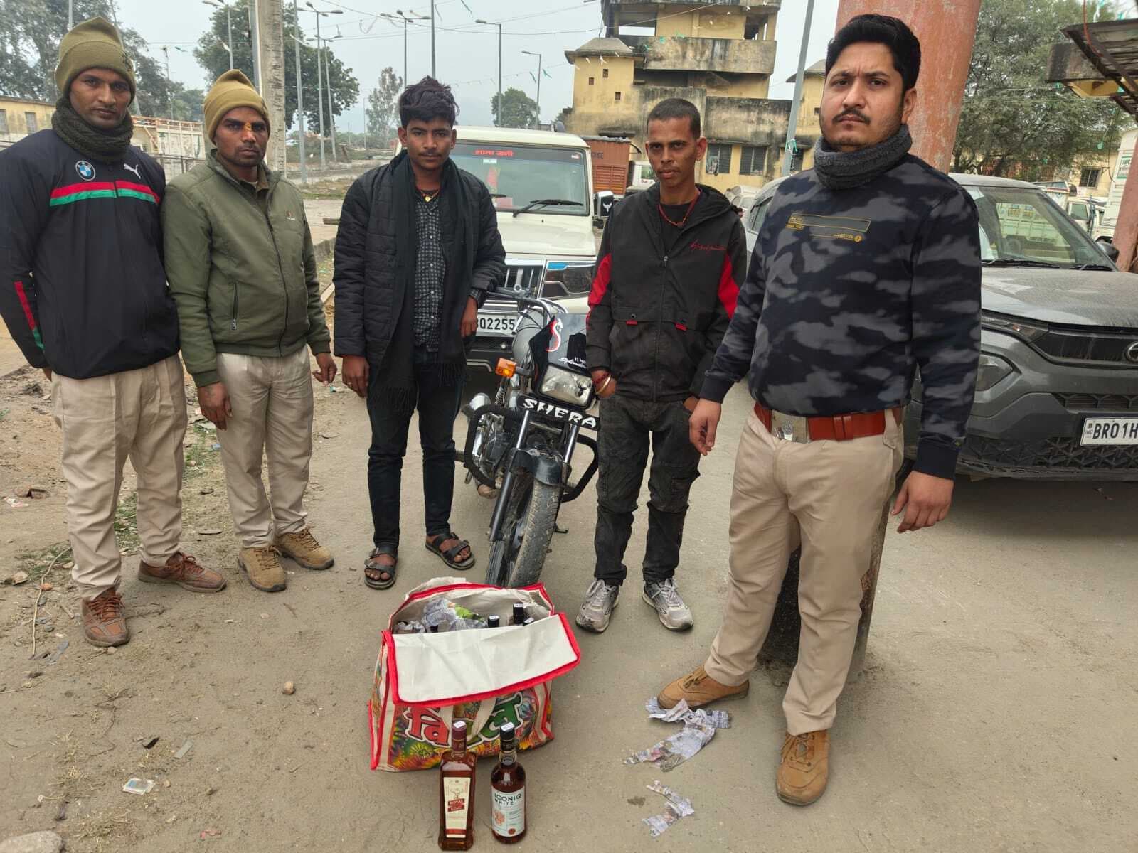 शराब के साथ पकड़े गये दो धंधेबाज, बाइक जब्त