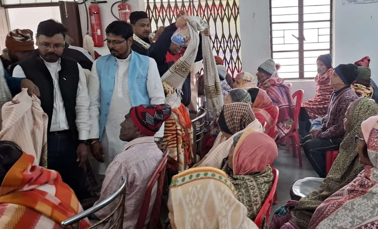 मंत्री लेशी सिंह के जन्मदिन पर कार्यकर्ताओं ने वृद्धाश्रम में बांटे कंबल व फल