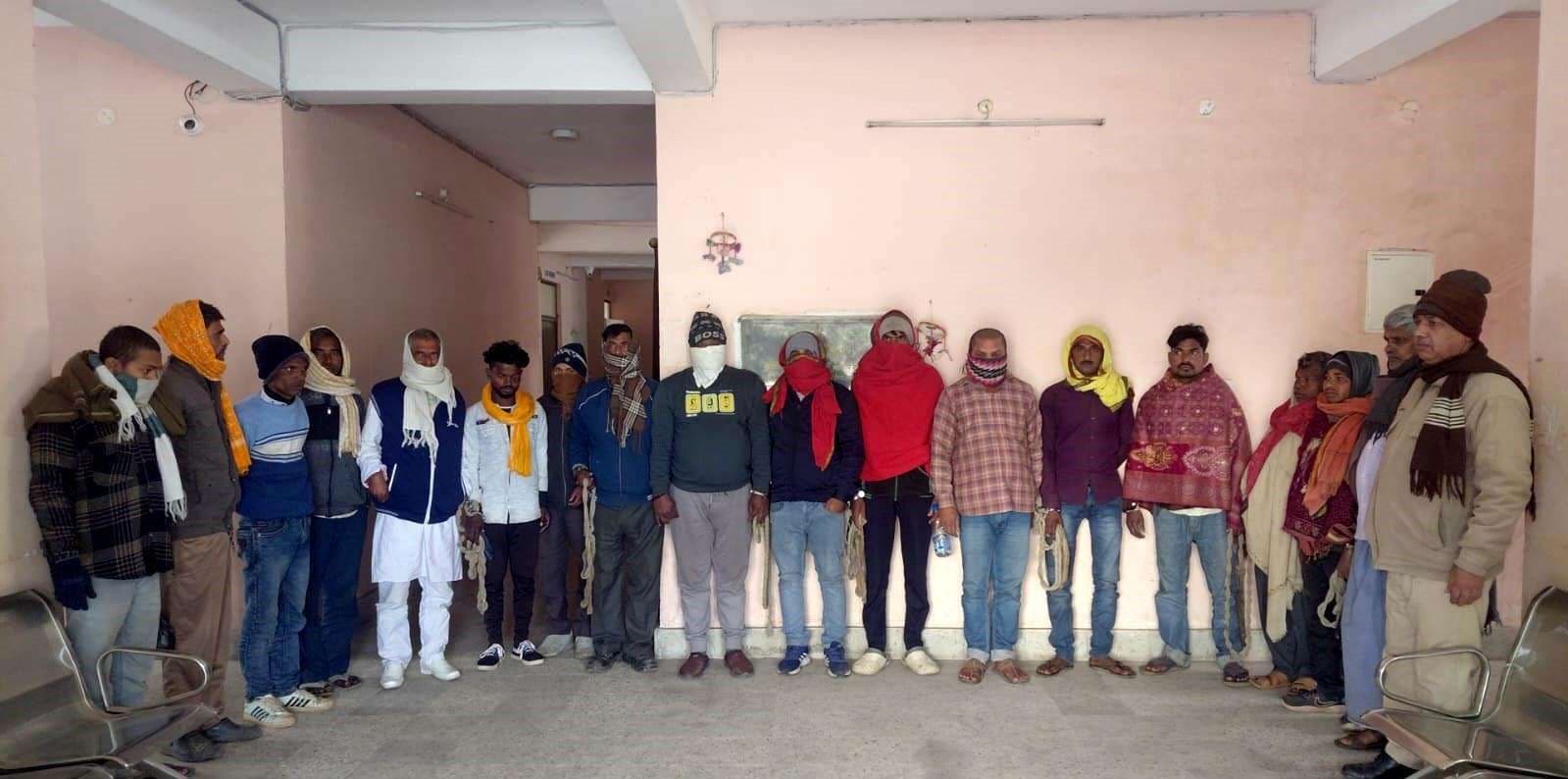 शराब के साथ एक तस्कर व 16 शराबी गिरफ्तार