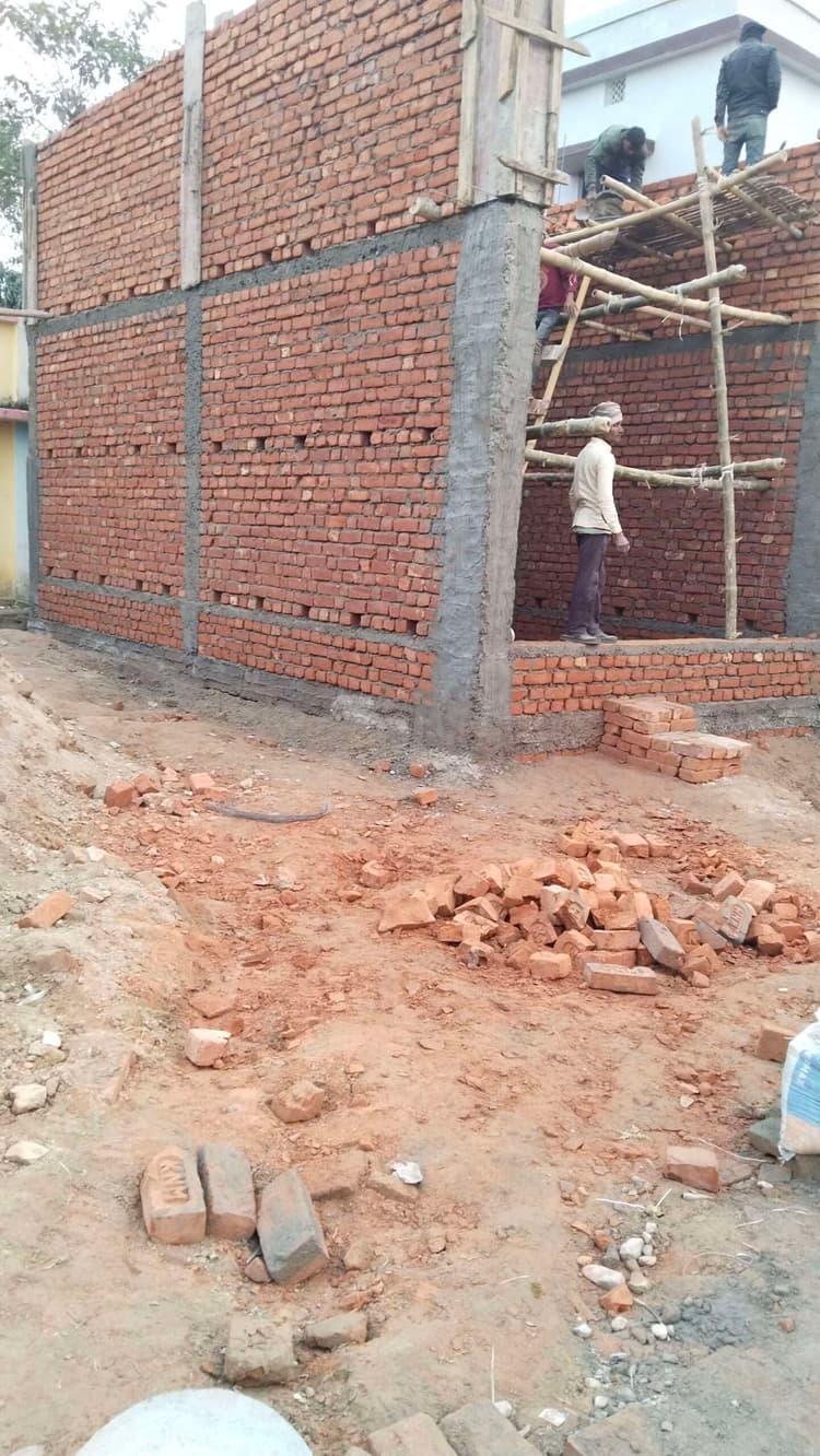 पशु चिकित्सालय के एंबुलेंस गैरेज निर्माण में हो रहा घटिया सामग्री का उपयोग