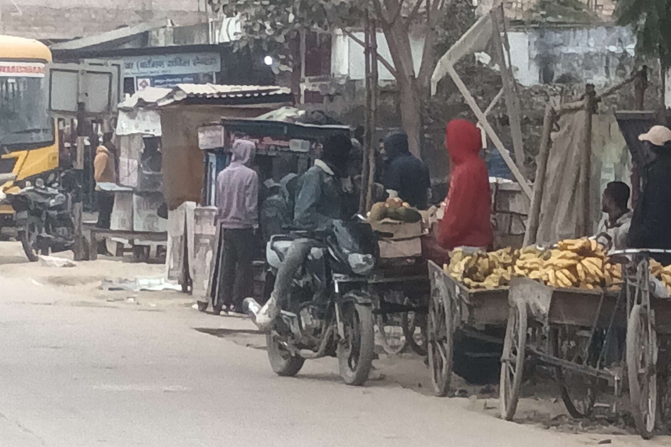 Samastipur News:आहिस्ता-आहिस्ता सड़क किनारे सजने लगी दुकानें