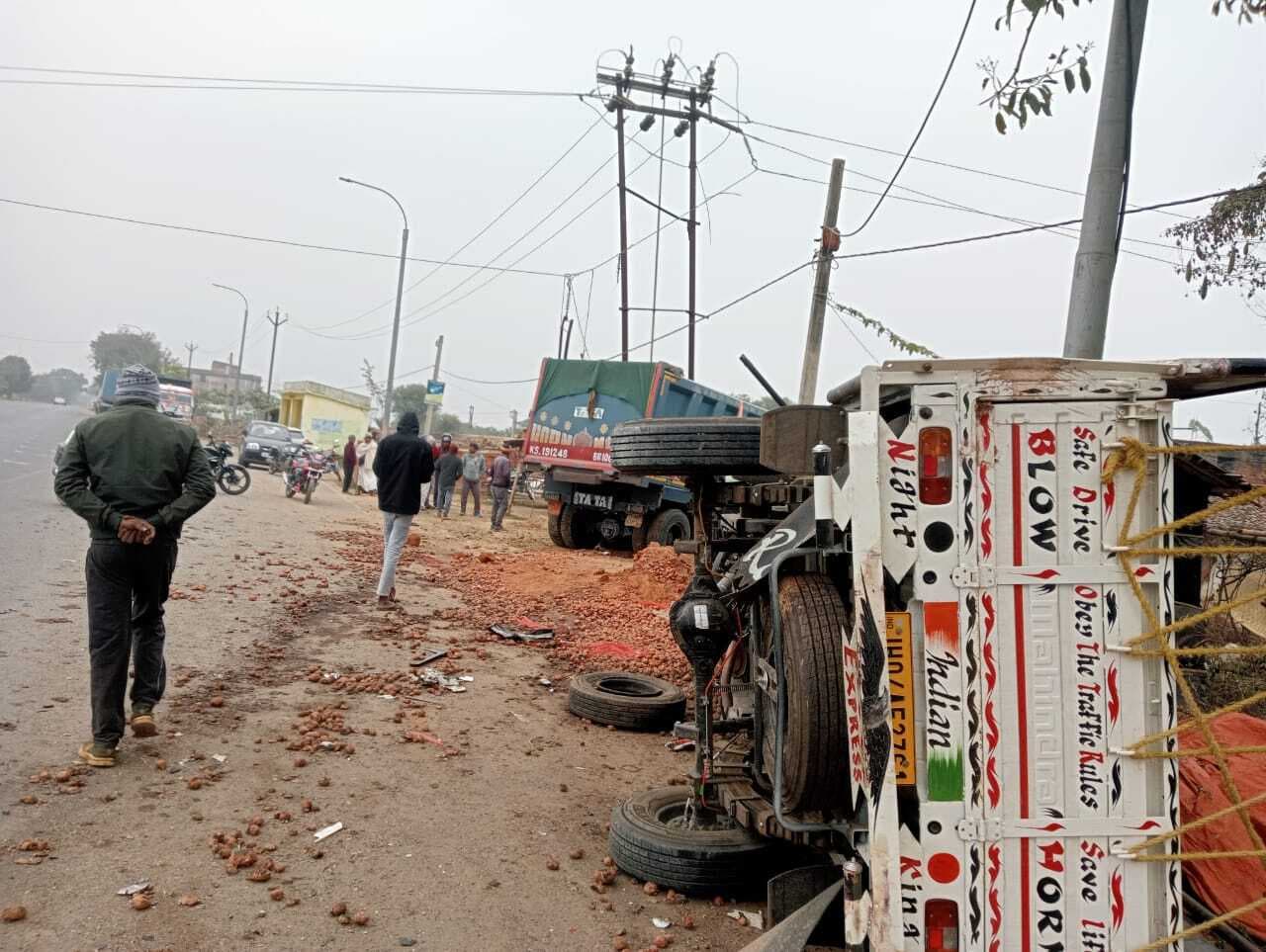 बिजली के पोल से टकराया गिट्टी लोड हाइवा, आपूर्ति बाधित