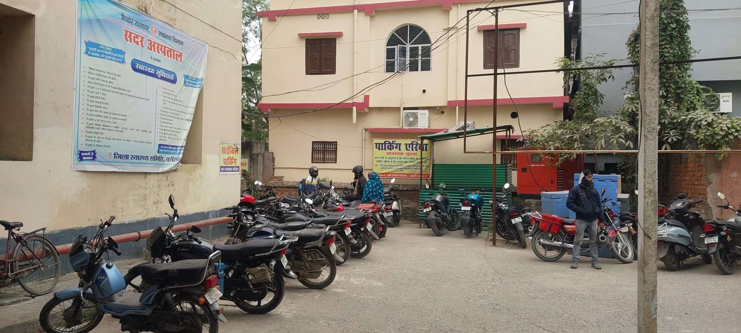 सदर अस्पताल से टोटो व दो साइकिल चोरों ने की चोरी