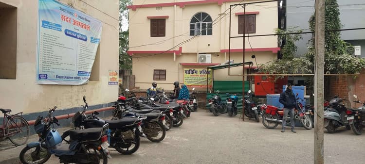 सदर अस्पताल से टोटो व दो साइकिल चोरों ने की चोरी