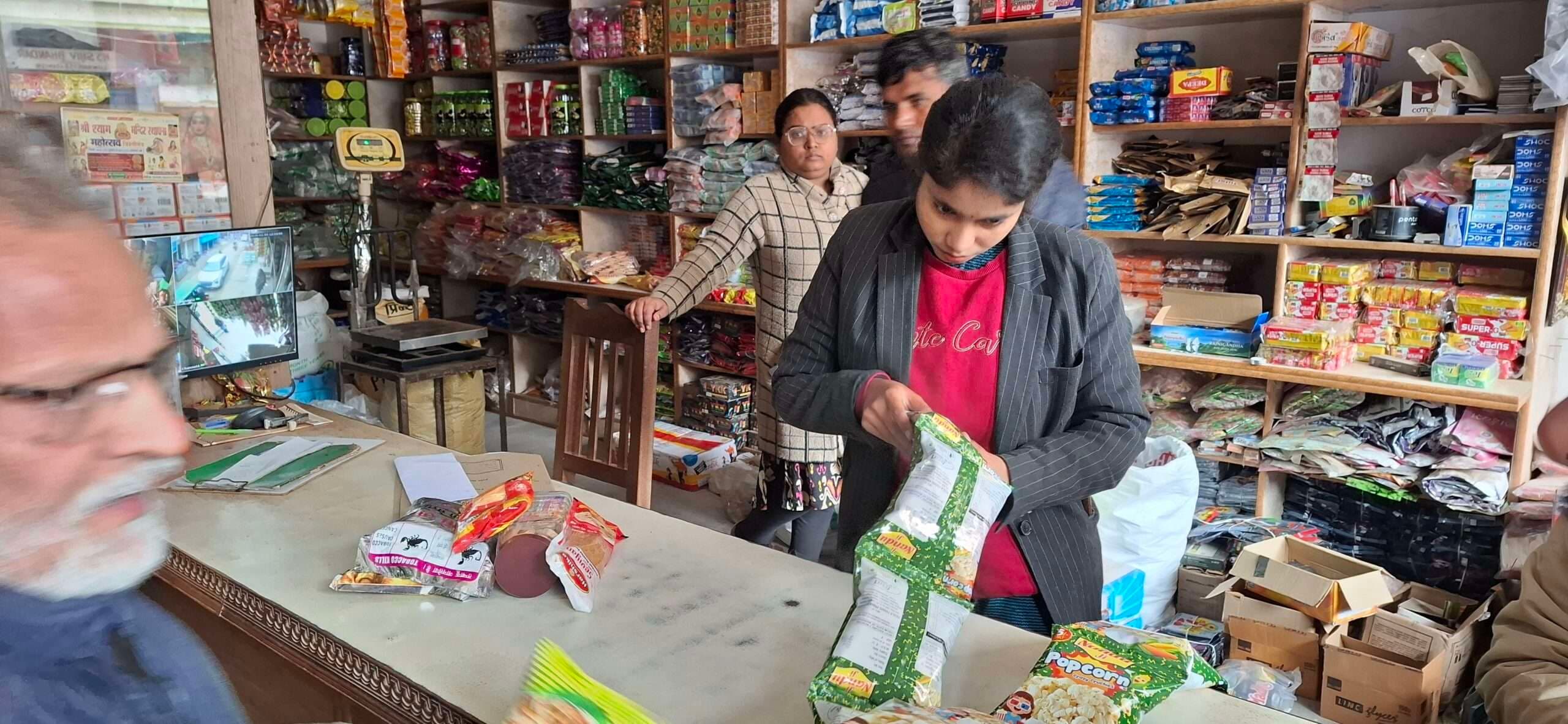 किराना दुकान से बिना तिथि अंकित 11 प्रकार की सामग्री व एक्सपायर्ड सामग्री जब्त