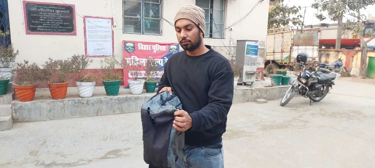 पंजाब नेशनल बैंक के अंदर चोरों ने बैग को काटकर उड़ा ले गये दो लाख रुपये