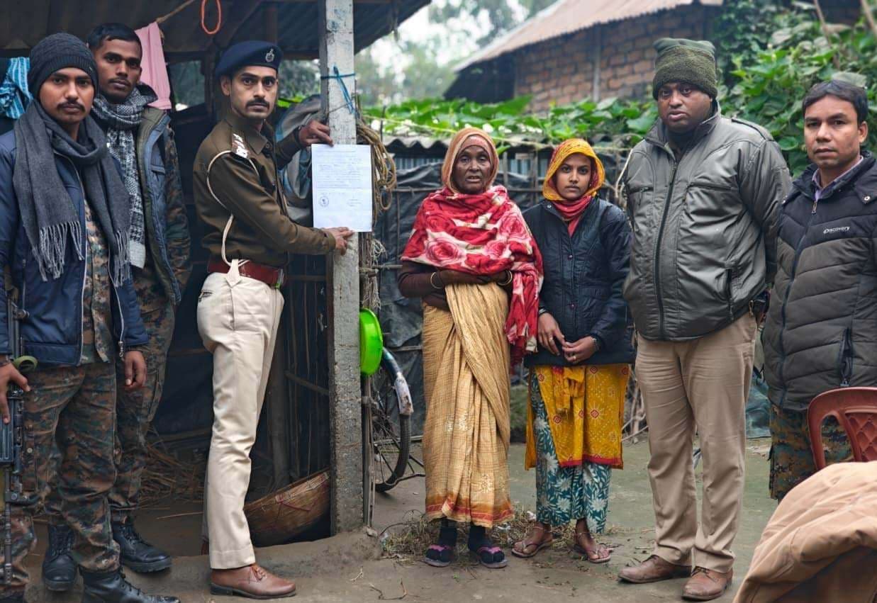 डकैती कांड के फरार अभियुक्त के घर पर चिपकाया इश्तेहार