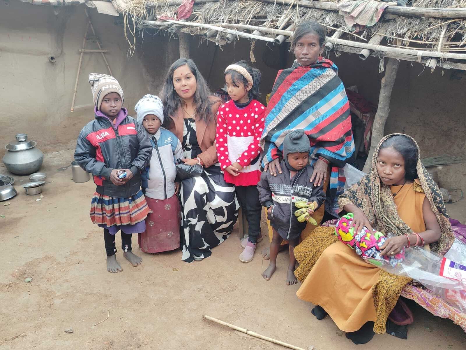 फतेहपुर की एएनएम ने गरीब दंपती को दिये गर्म कपड़े