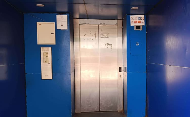 स्टेशन पर आये  दिन लिफ्ट खराब होने से बढ़ी रेलयात्रियों की परेशानी