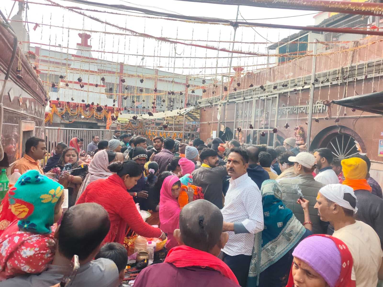 माघ की पहली सोमवारी को बासुकिनाथ मंदिर में भक्तों की भीड़ उमड़ी