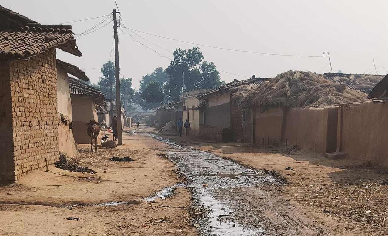 घरों से निकलने वाला नाली गंदे पानी से ग्रामीणों को हो रही परेशानी
