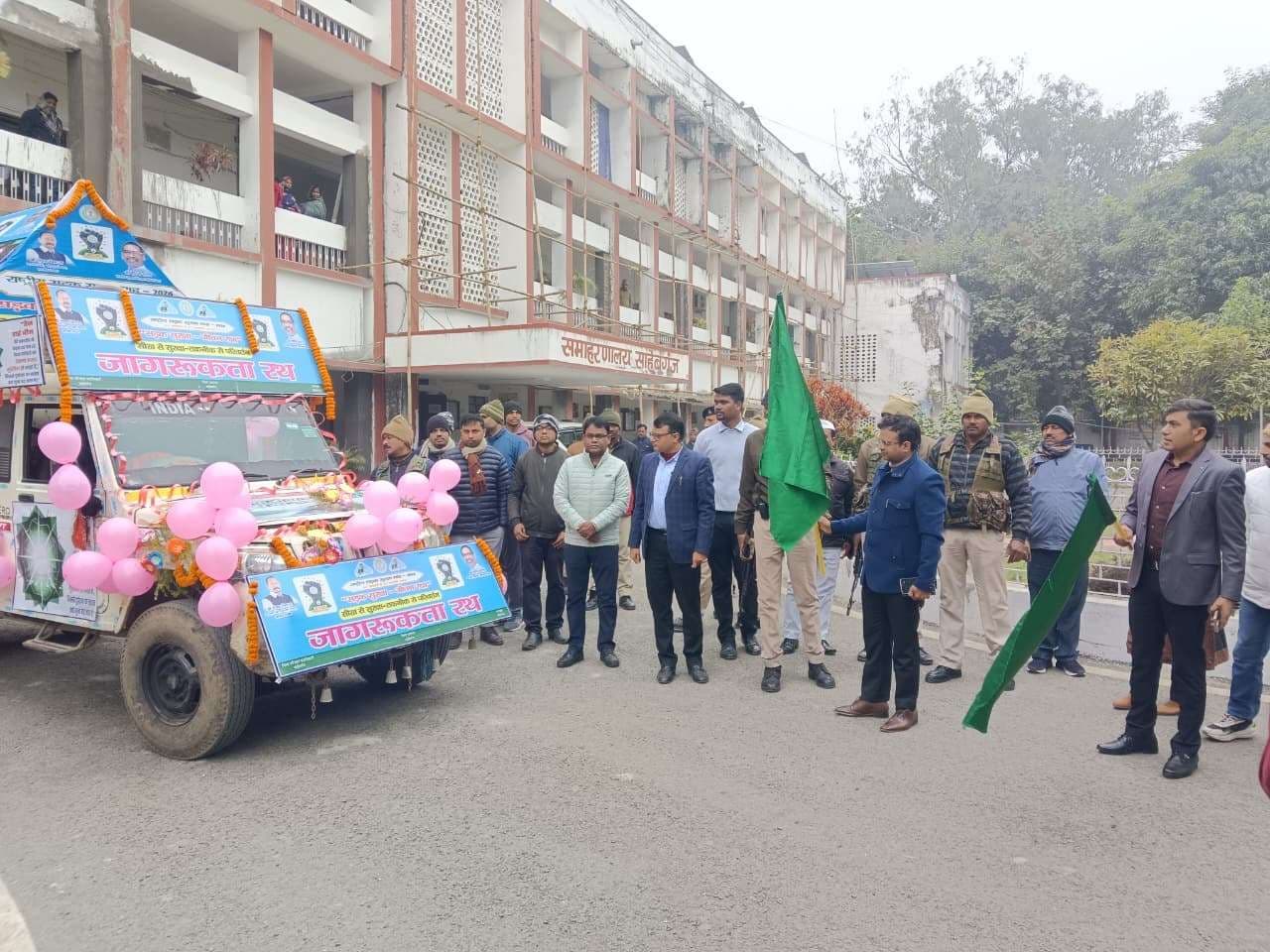 जागरूकता रथ को हरी झंडी दिखाकर डीसी ने किया रवाना