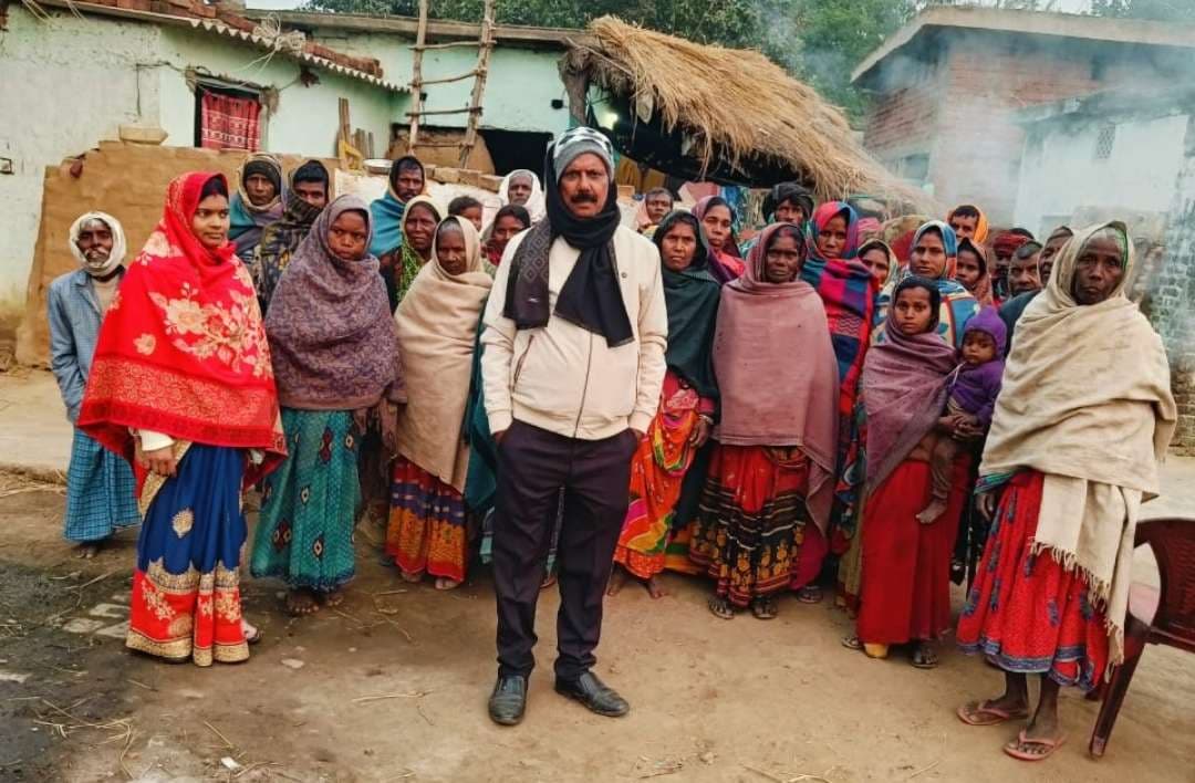 योजनाओं का लाभ नहीं मिलने से आक्रोशित महादलित ने मुखिया को बनाया घंटों बंधक