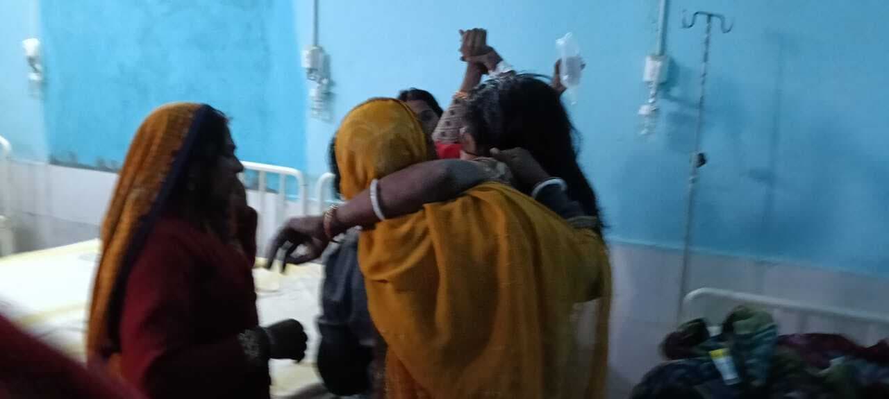 अलाव की चिंगारी से चौकीदार की पत्नी झुलसी, स्थिति गंभीर