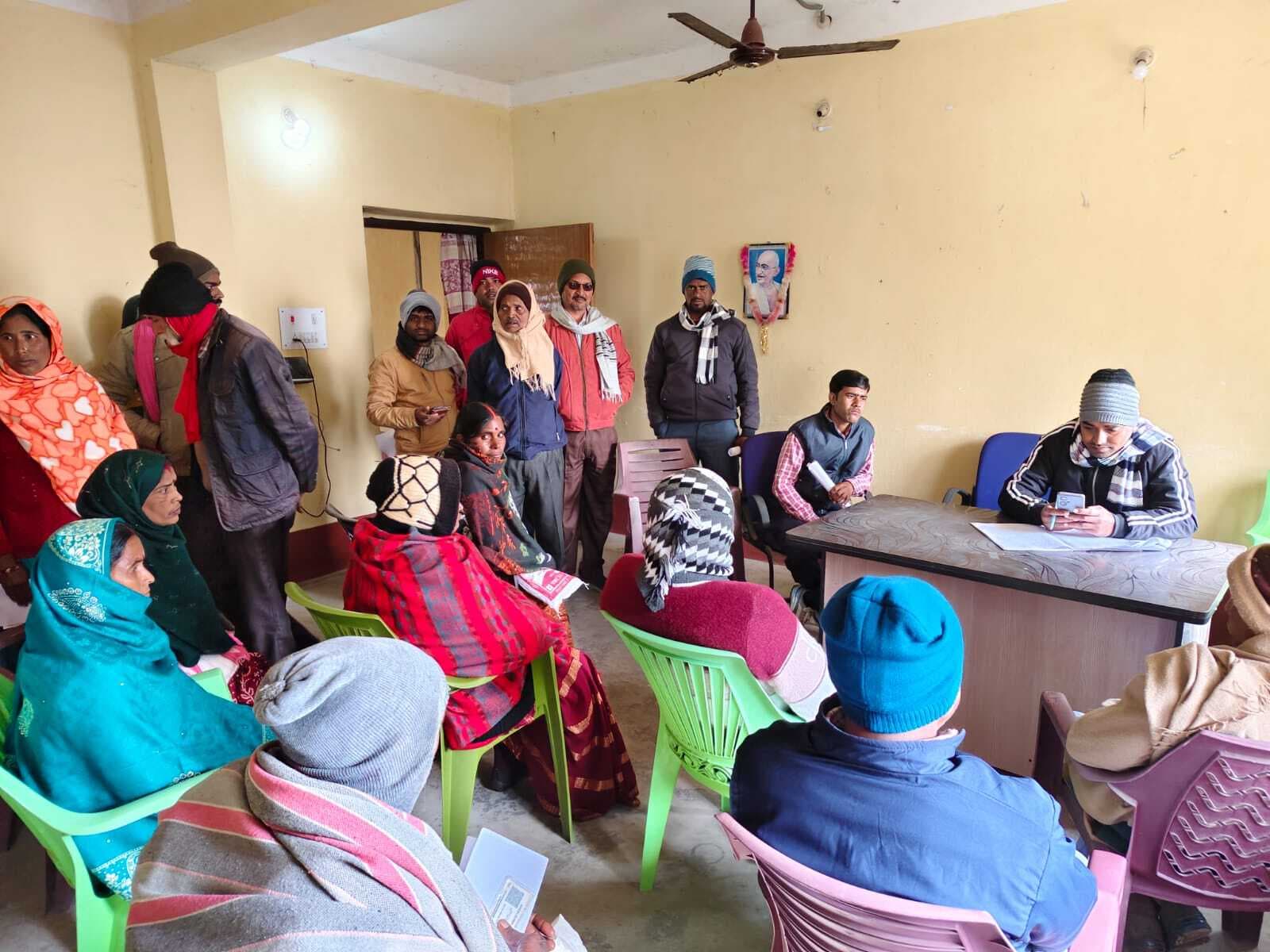 सर्वर नहीं रहने के कारण फॉर्मर रजिस्ट्री अभियान शिविर से बेरंग लौटे किसान