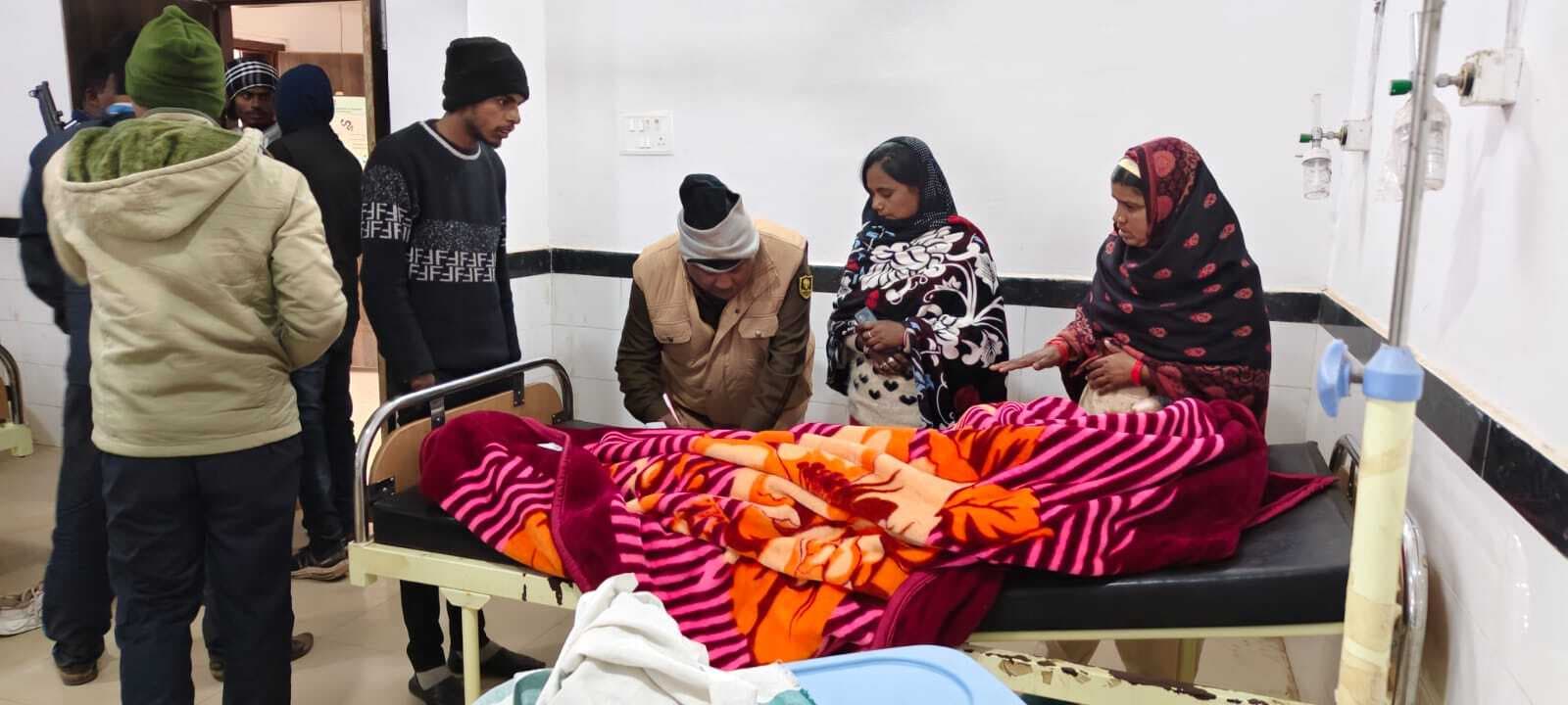 बाइक सवार ने महिला को मारी टक्कर तीन घायल